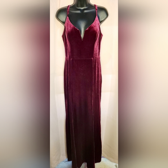 Elegant Maroon Velvet Dress - Picture 1 of 4